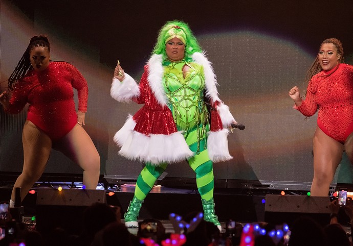 Роковая женщина Дуа Липа, зелёный полосатый уродец Лиззо, рокерша Деми Ловато и другие стали участниками рождественского шоу Jingle Ball